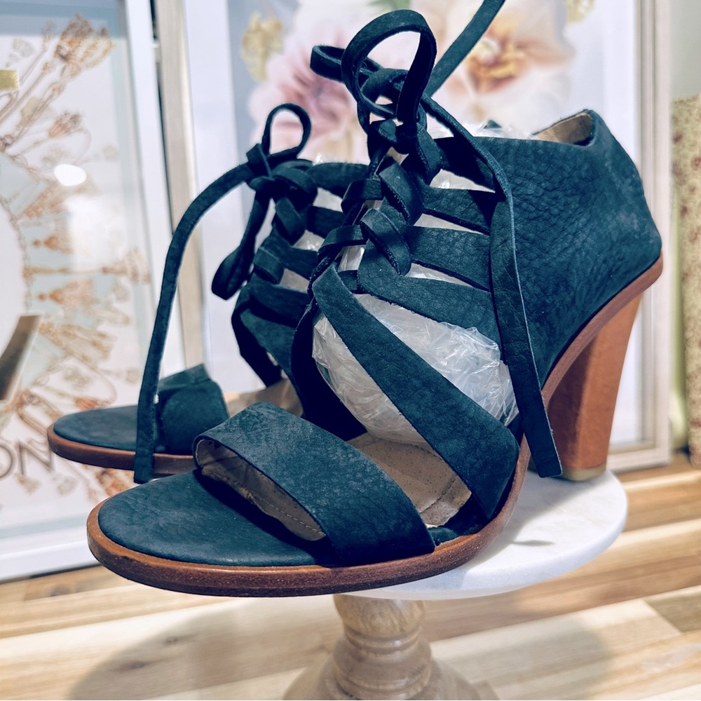 Frye - Sofia Tie On, navy super soft leather, size 8.5M, leather wrapped heel